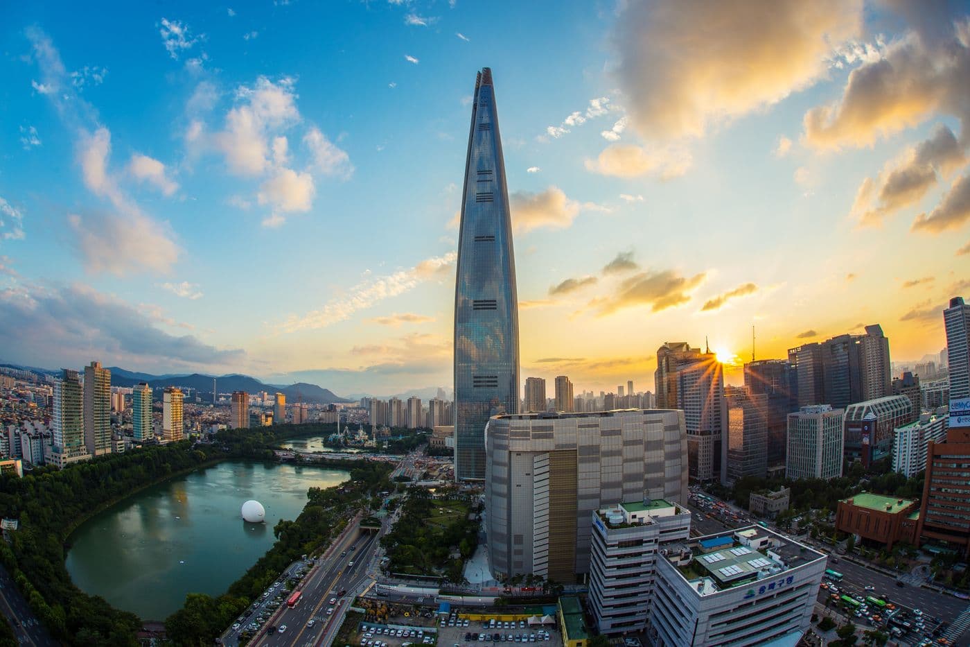首爾夕陽下的城市天際線